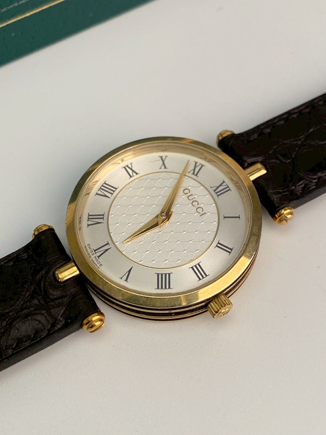 Gucci 2040M white dial c.3979