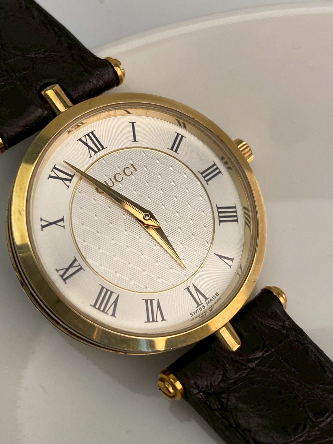 Gucci 2040M white dial c.3979