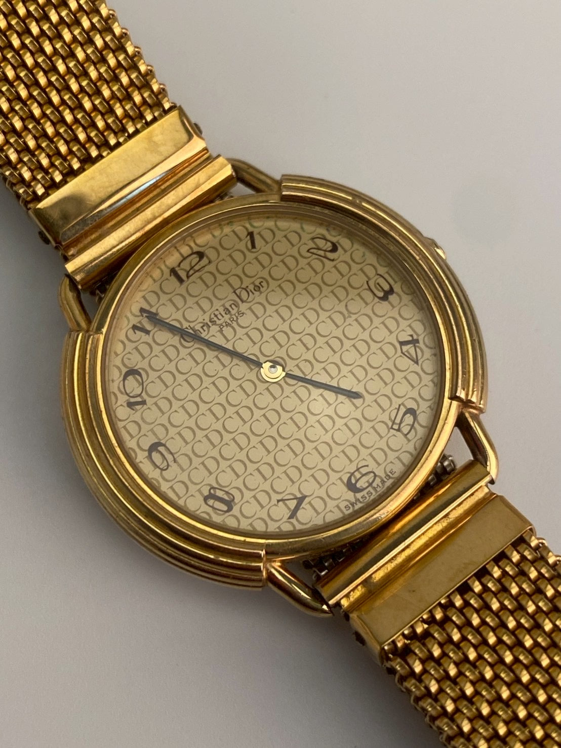 Dior 59 121 logo dial gold watch