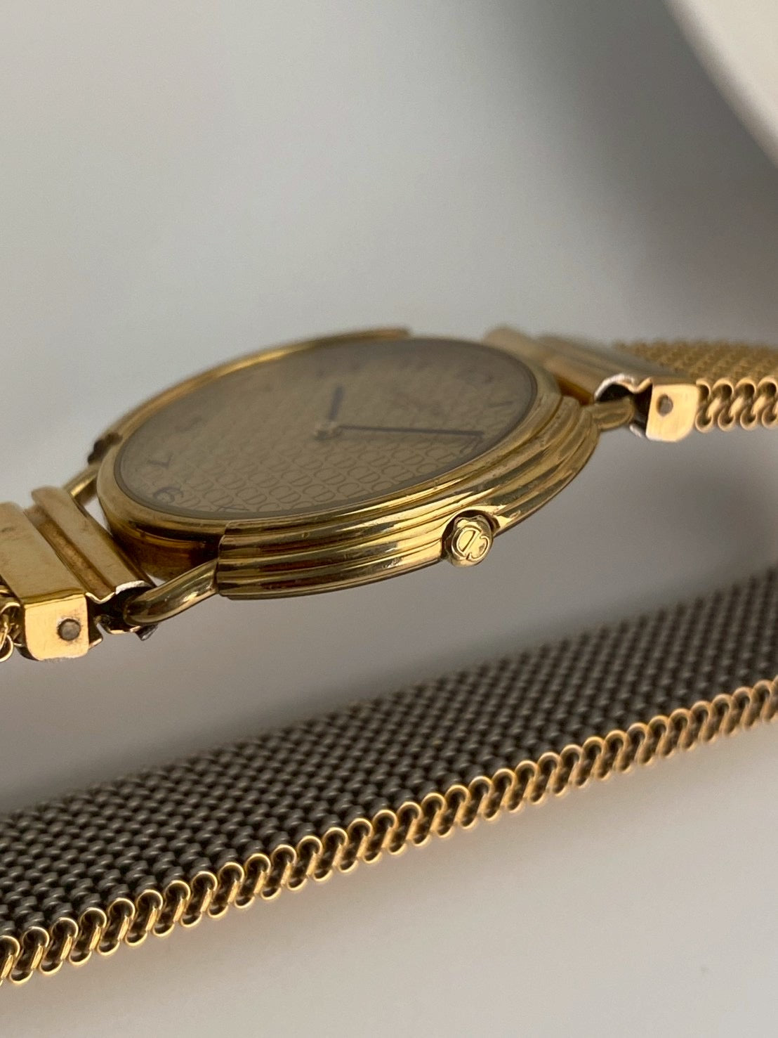 Dior 59 121 logo dial gold watch