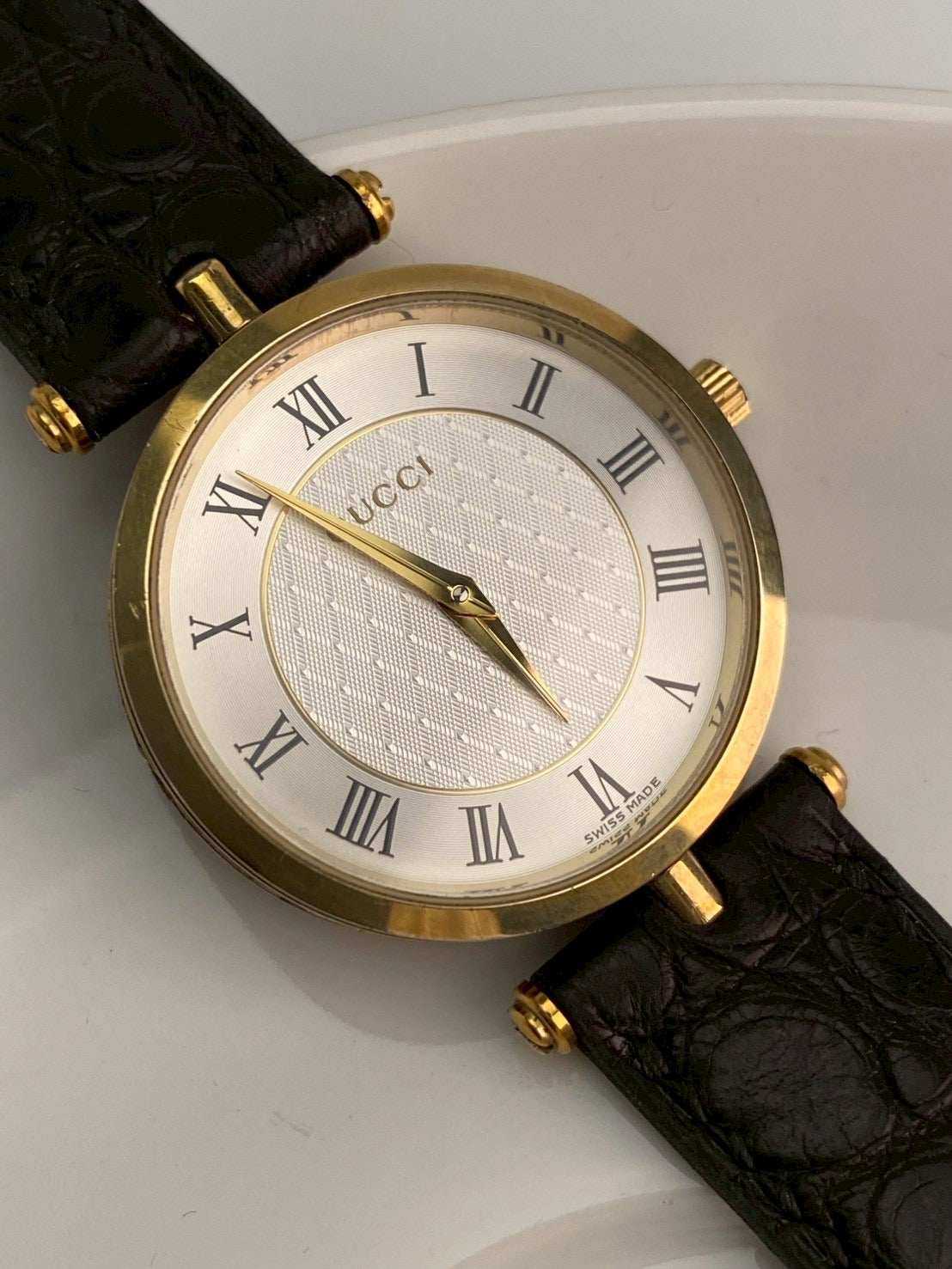 Gucci 2040M white dial c.3979