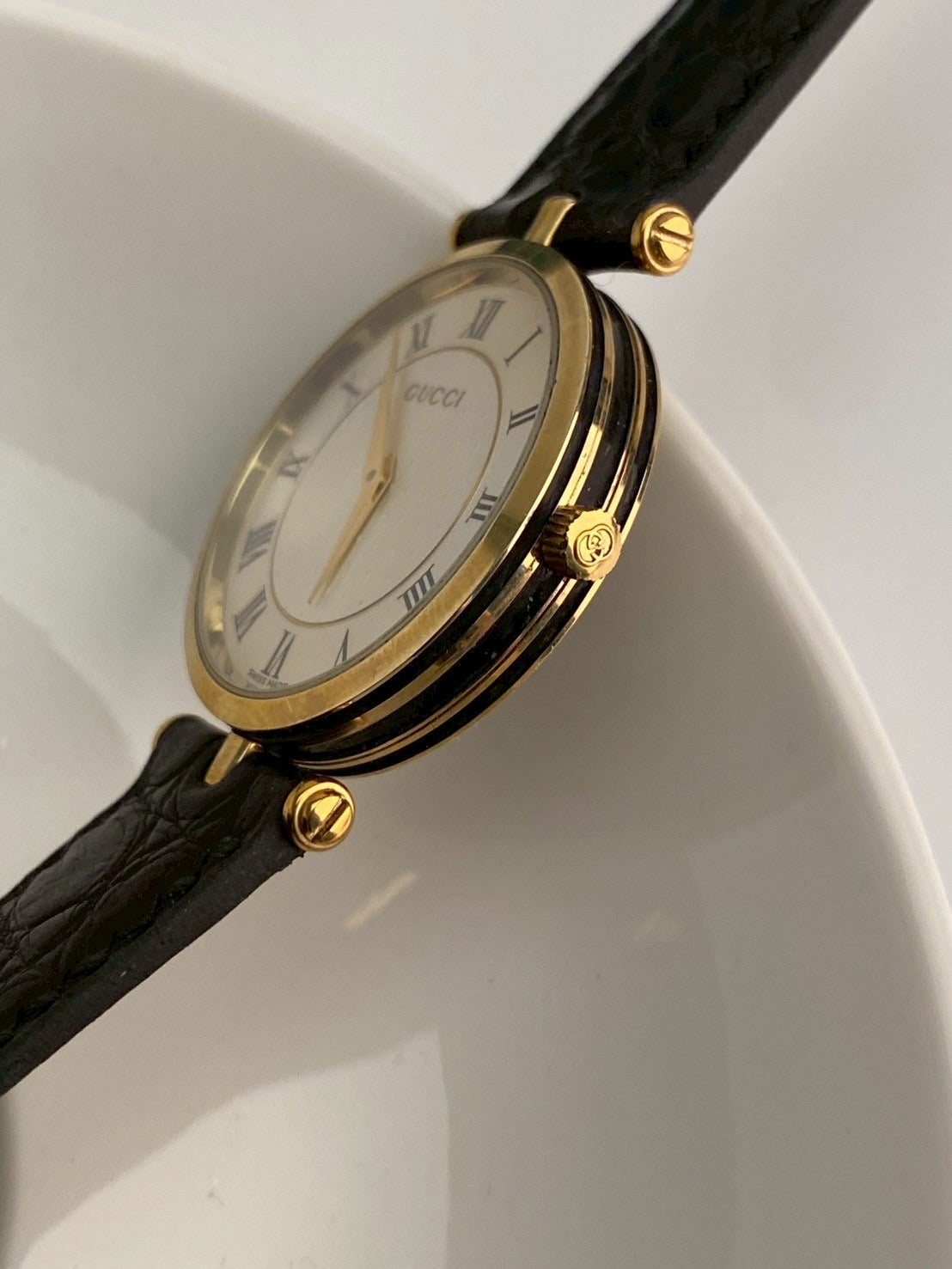 Gucci 2040M white dial c.3979
