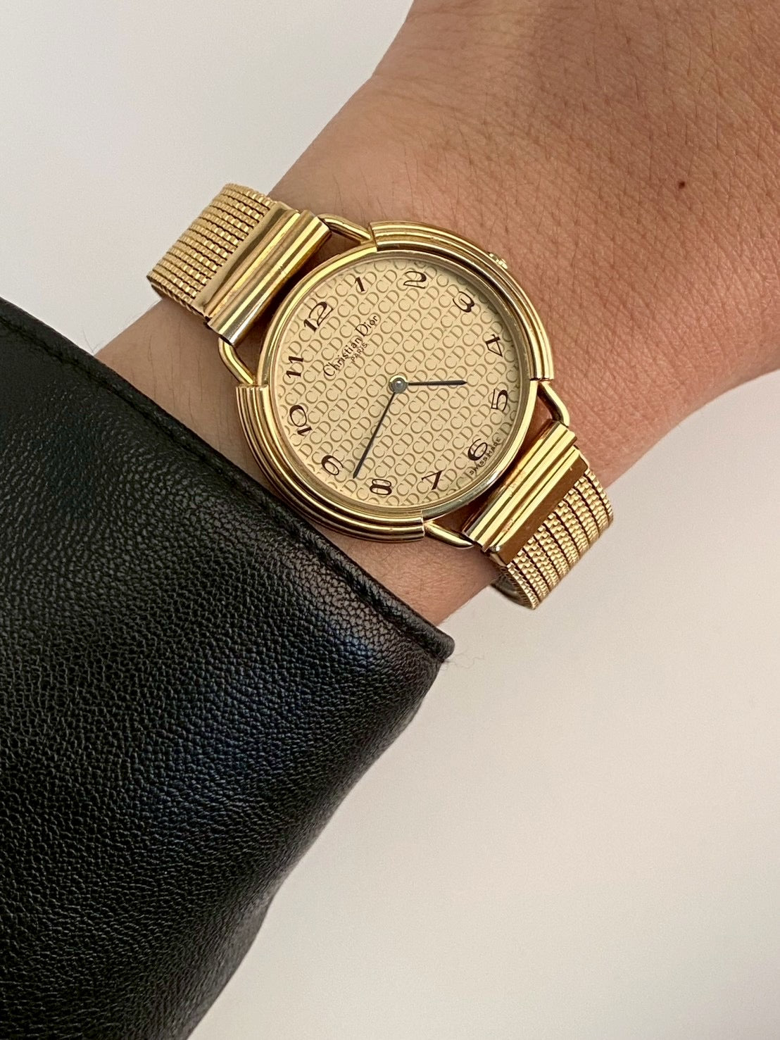 Dior 59 121 logo dial gold watch