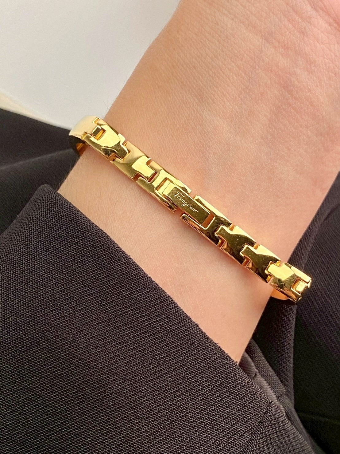 Ferragamo watch gold c.1251