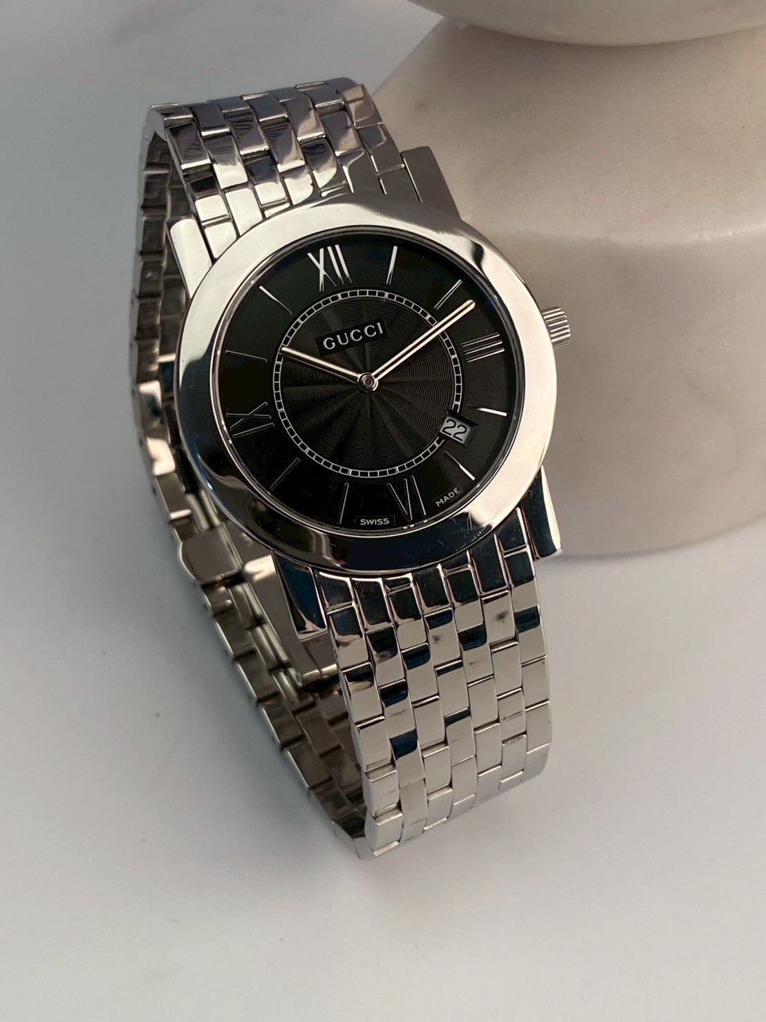 Gucci black dial men 5200M c.4751