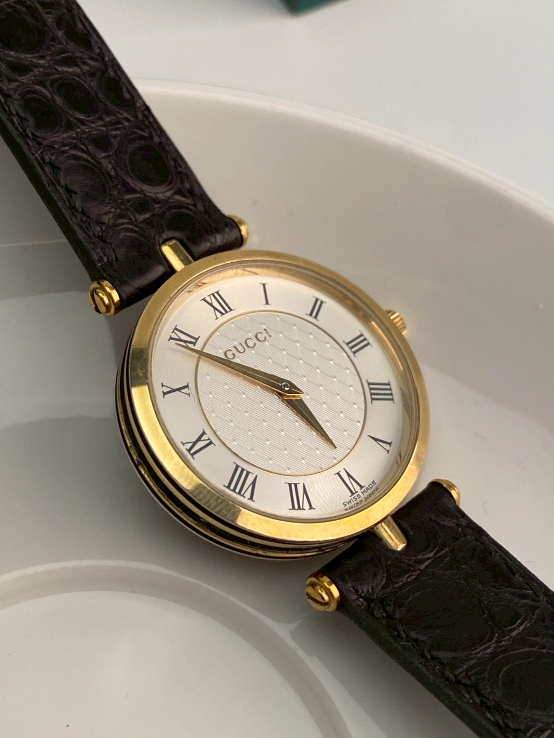 Gucci 2040M white dial c.3979