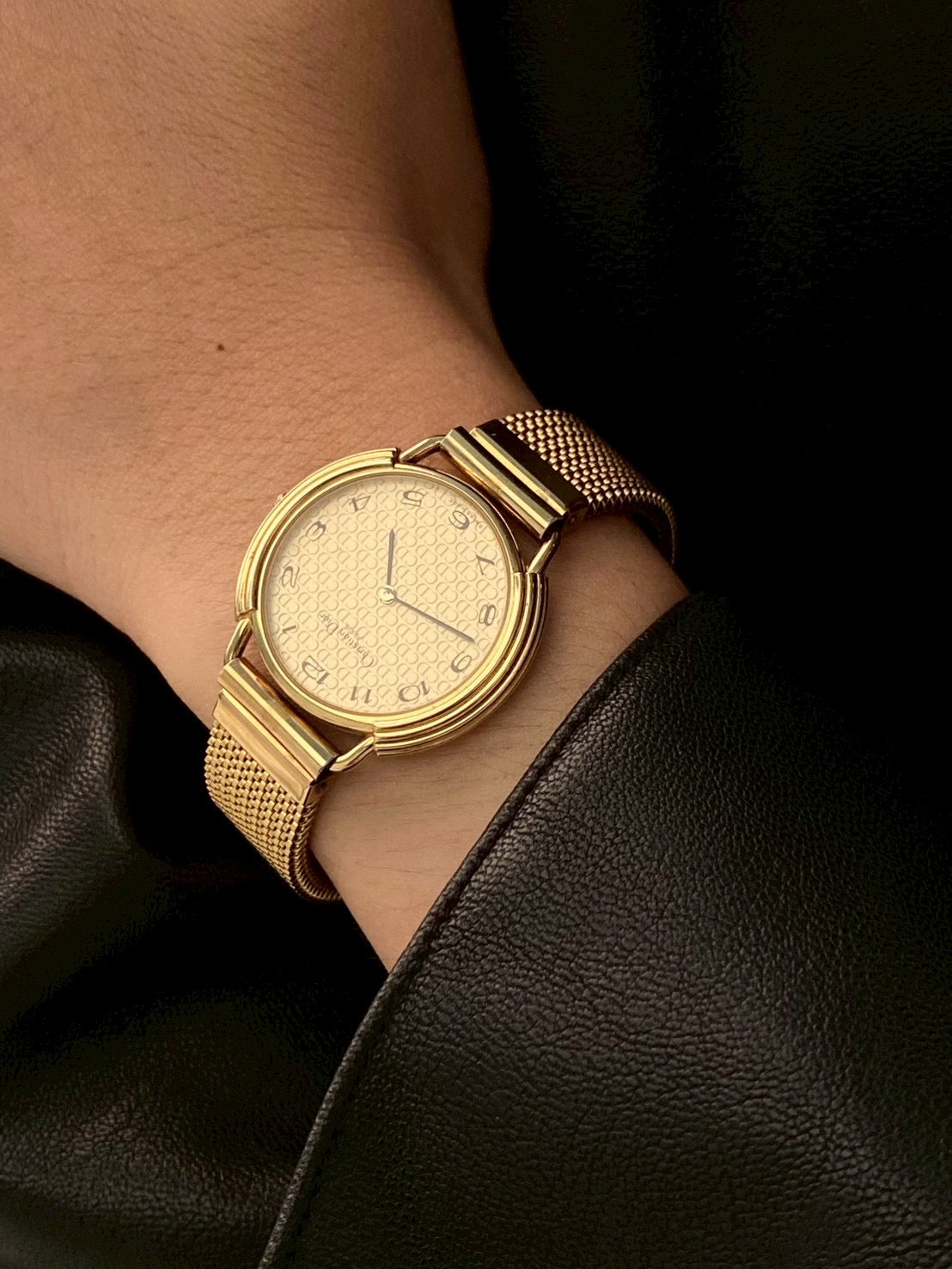 Dior 59 121 logo dial gold watch