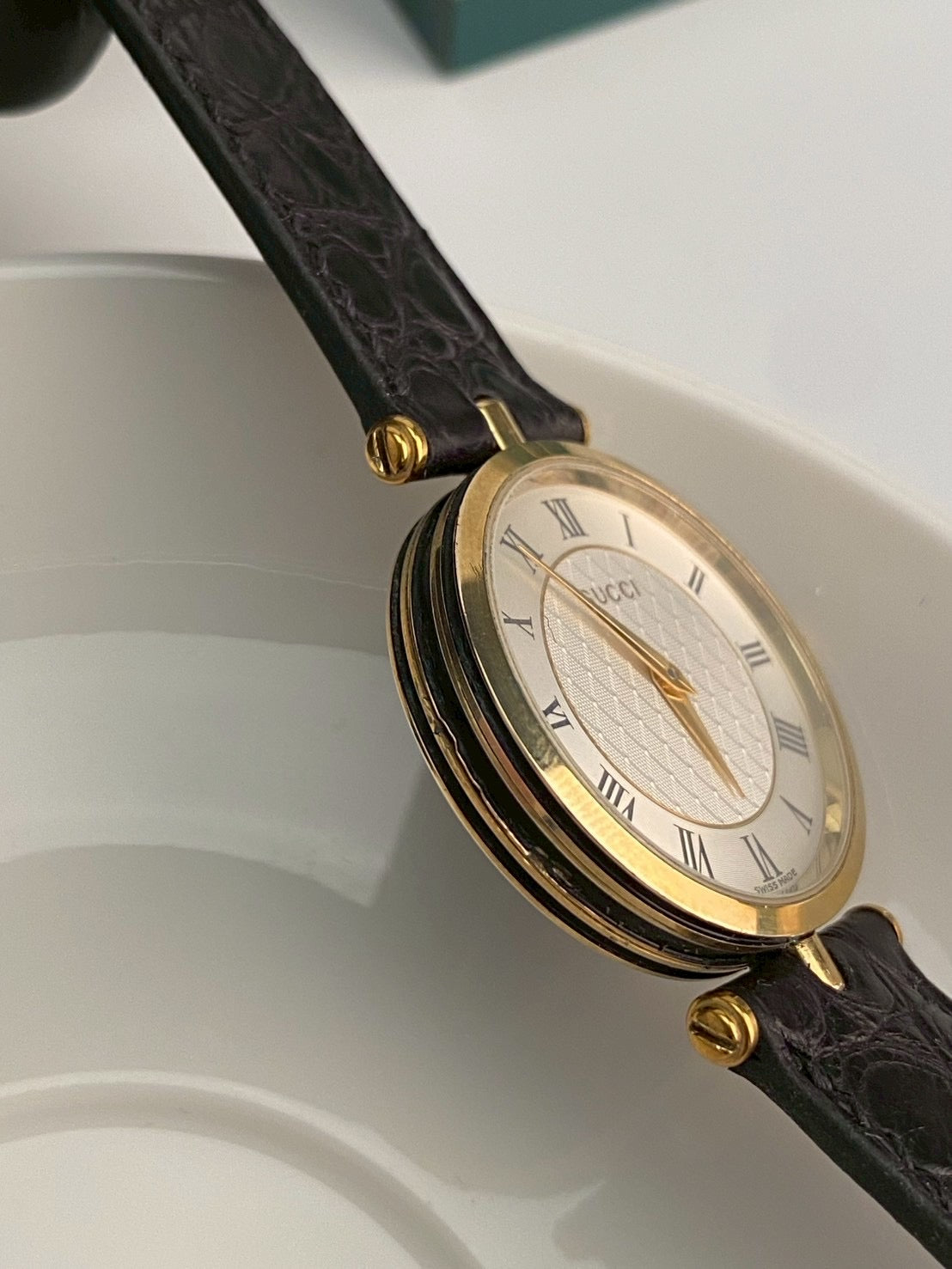 Gucci 2040M white dial c.3979