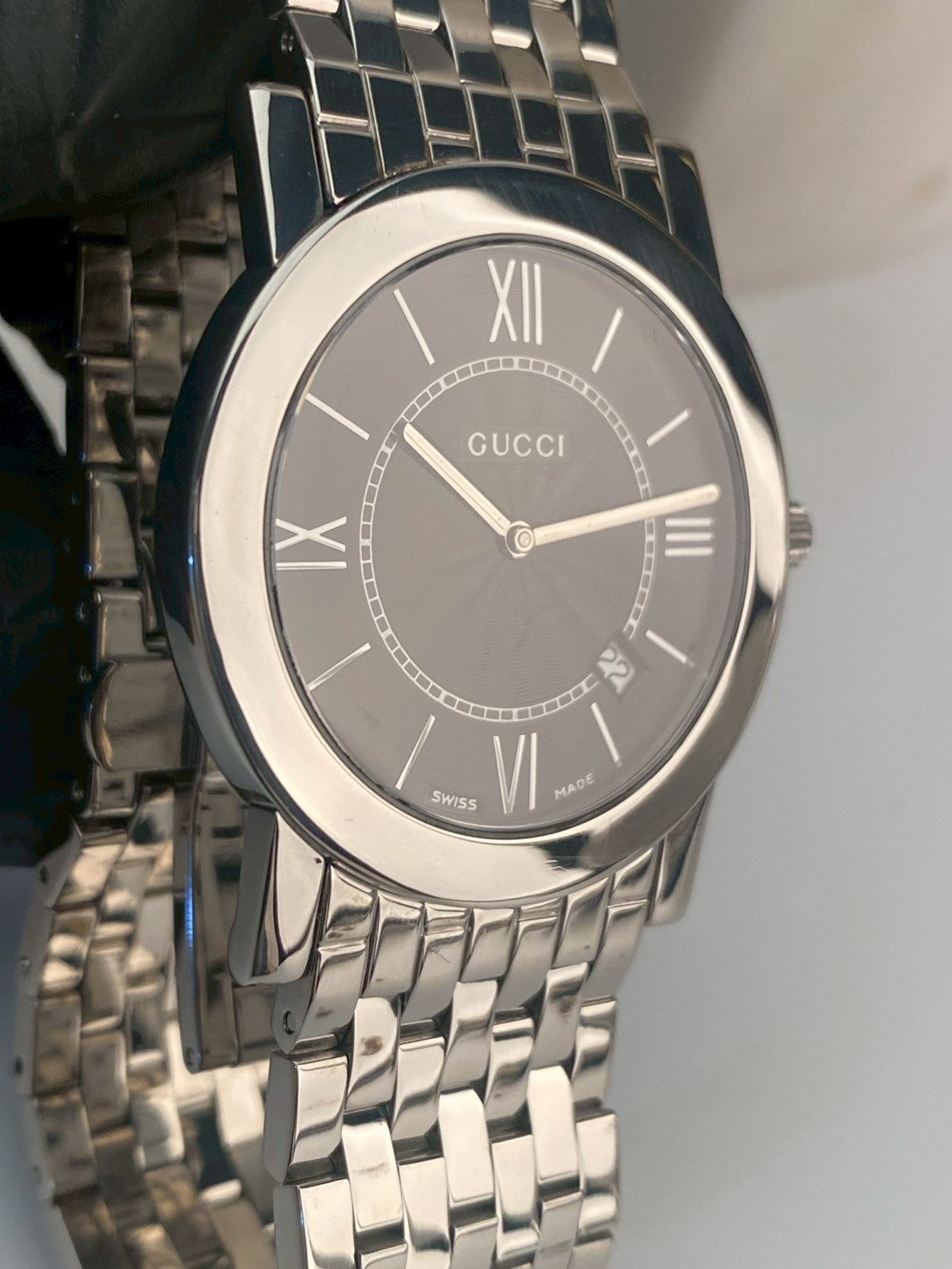Gucci black dial men 5200M c.4751