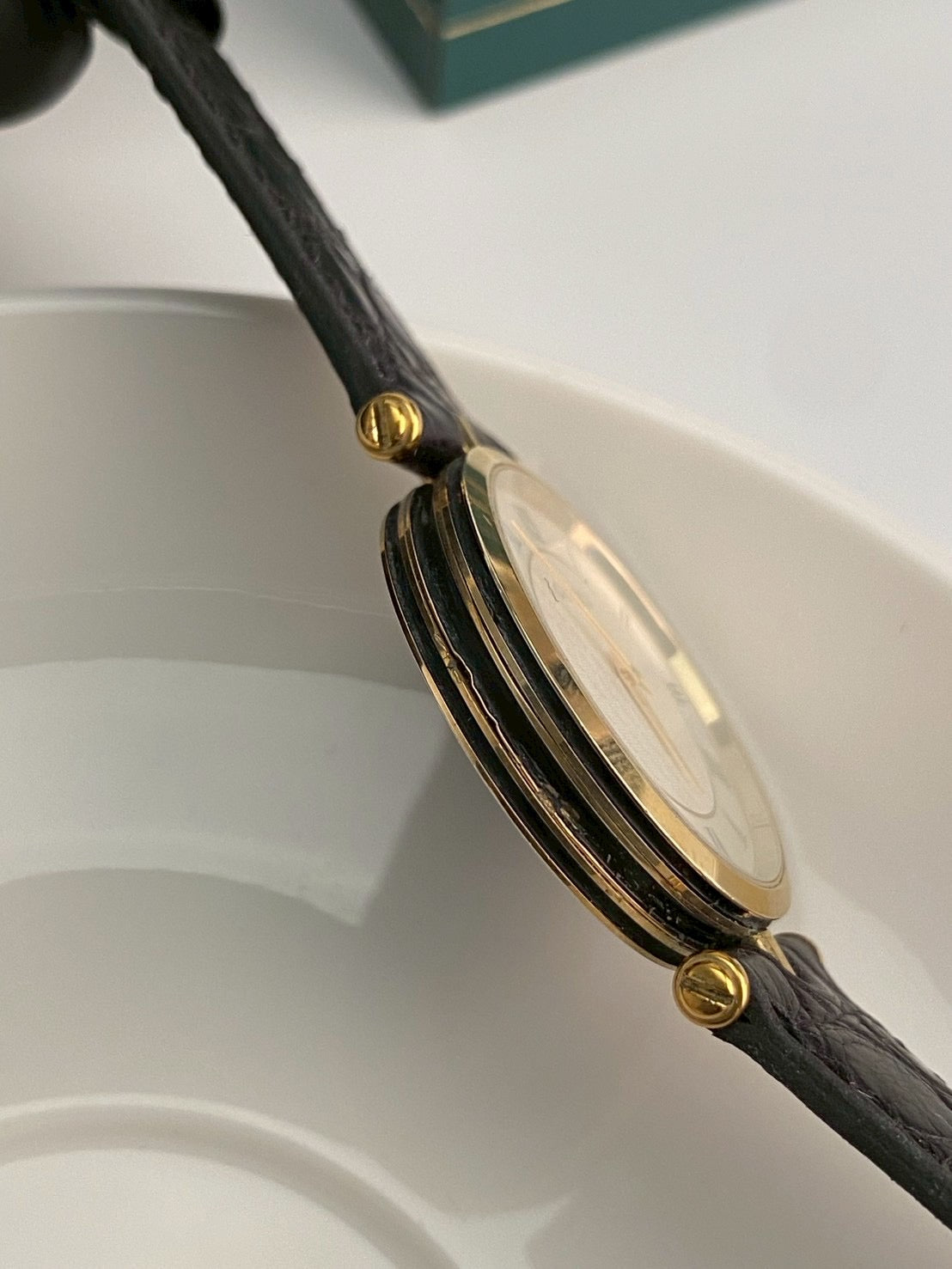 Gucci 2040M white dial c.3979