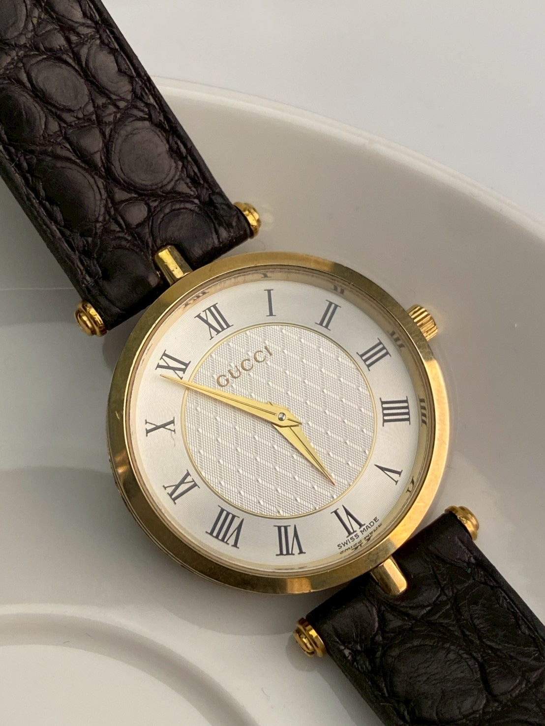 Gucci 2040M white dial c.3979