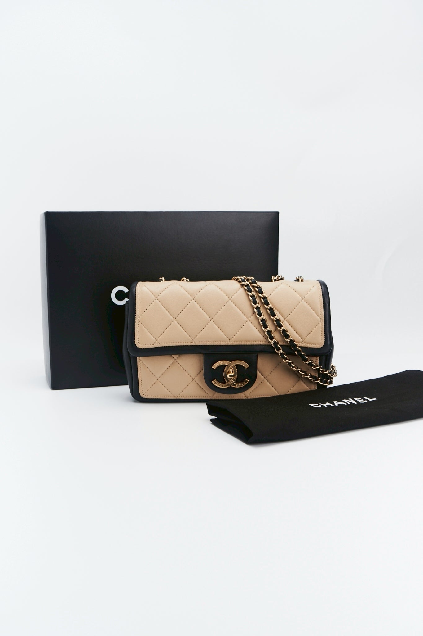 ChanelQuilted Graphic Flap bag