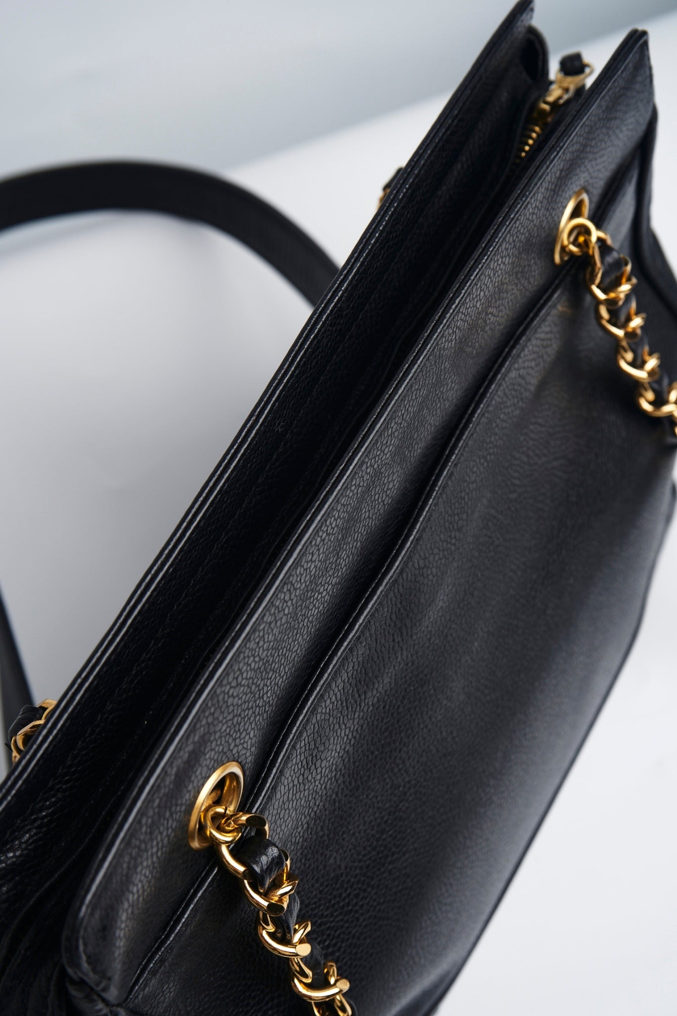 Chanel cc logo chain bag