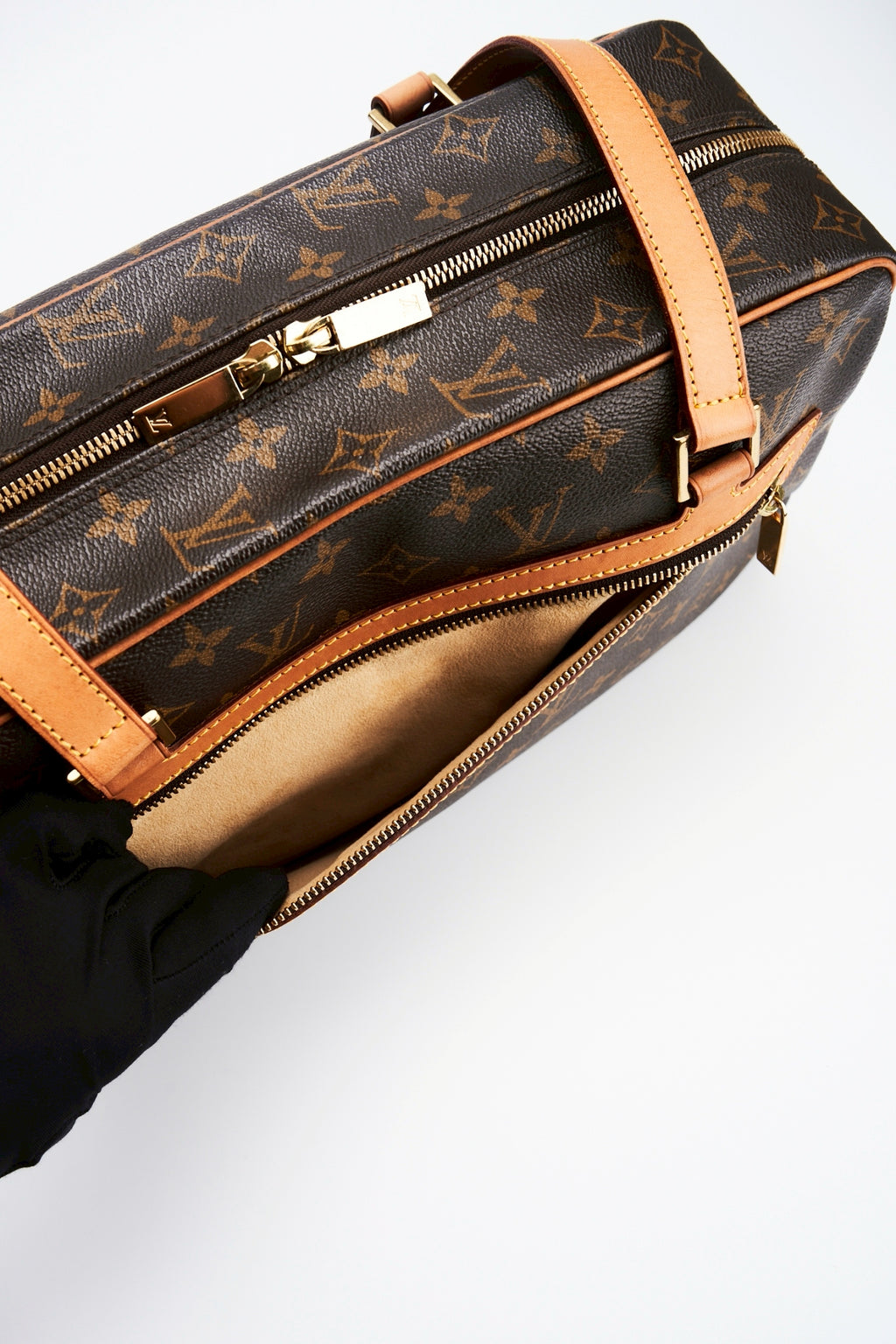 Louis vuitton  cite gm size