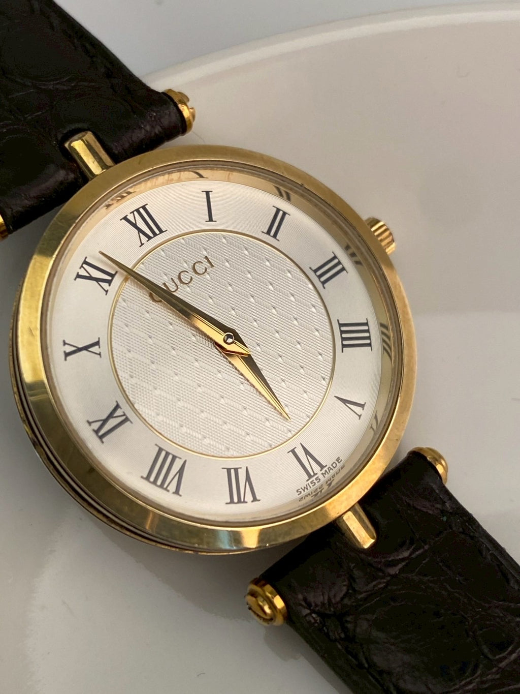 Gucci 2040M white dial c.3979