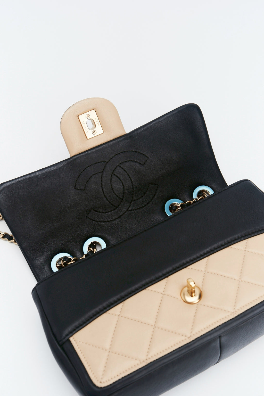 ChanelQuilted Graphic Flap bag