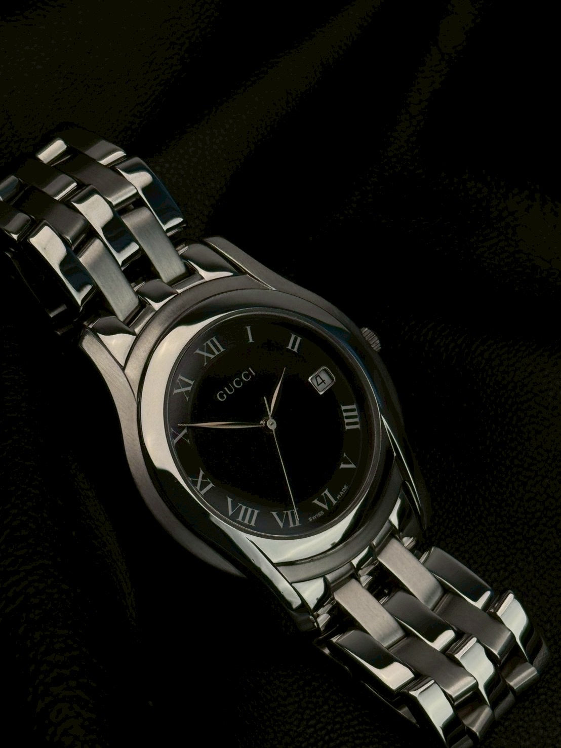 Gucci 5500m black dial date