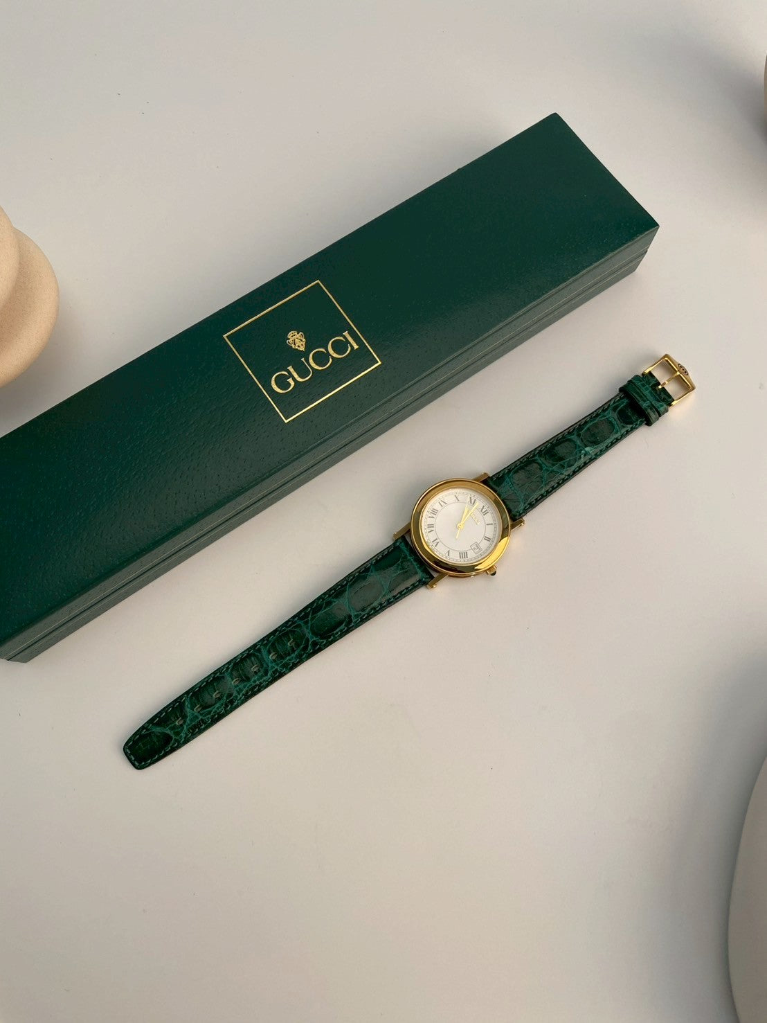 Gucci 7200M green strap date watch