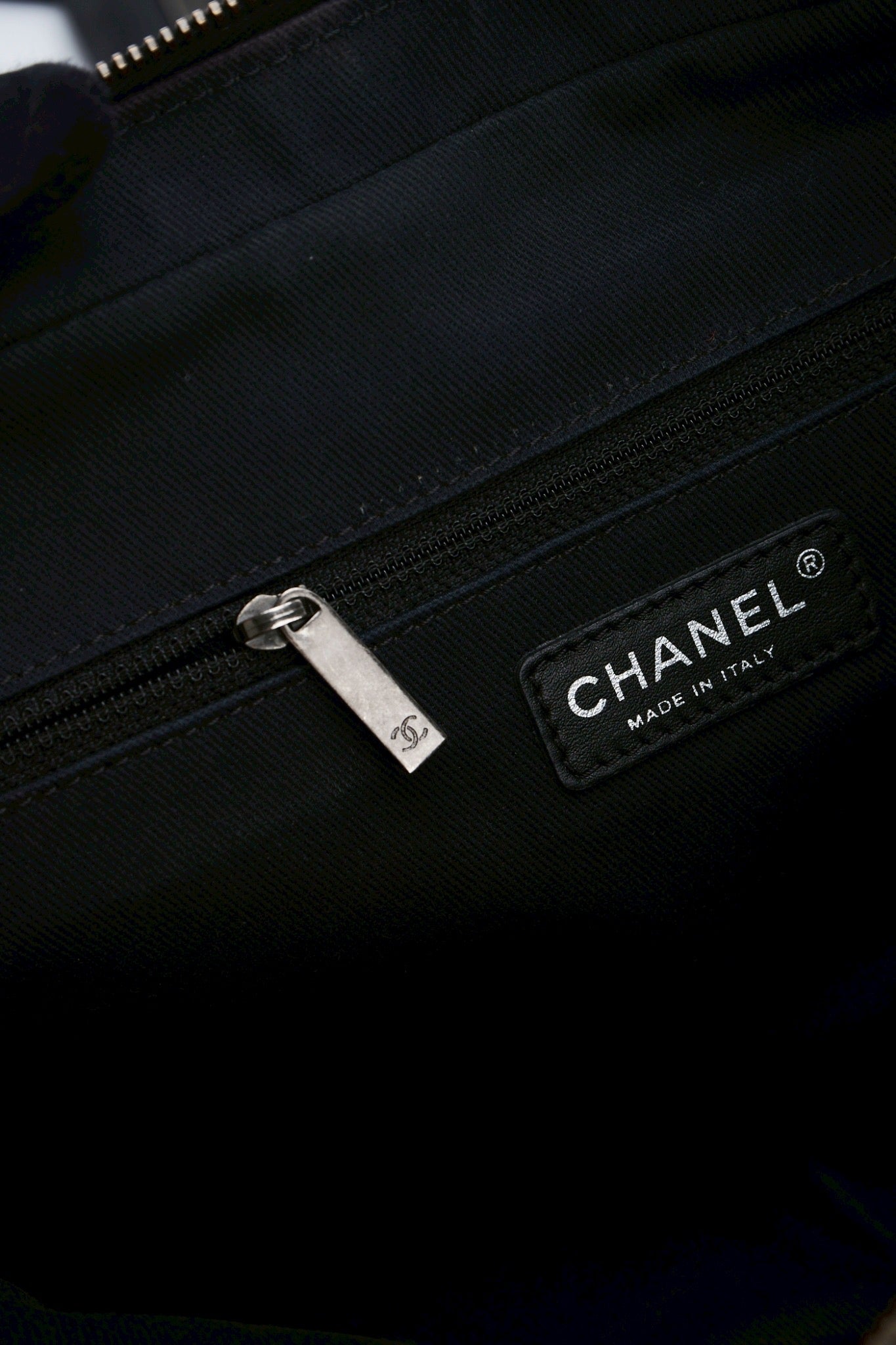 Chanel easy flab caviar skin