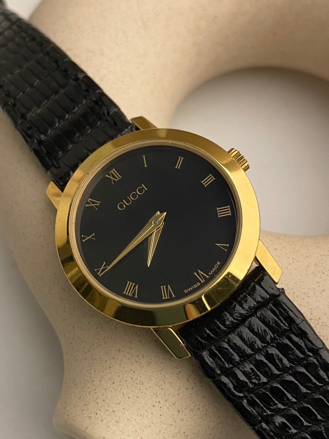 gucci black dial 2200L