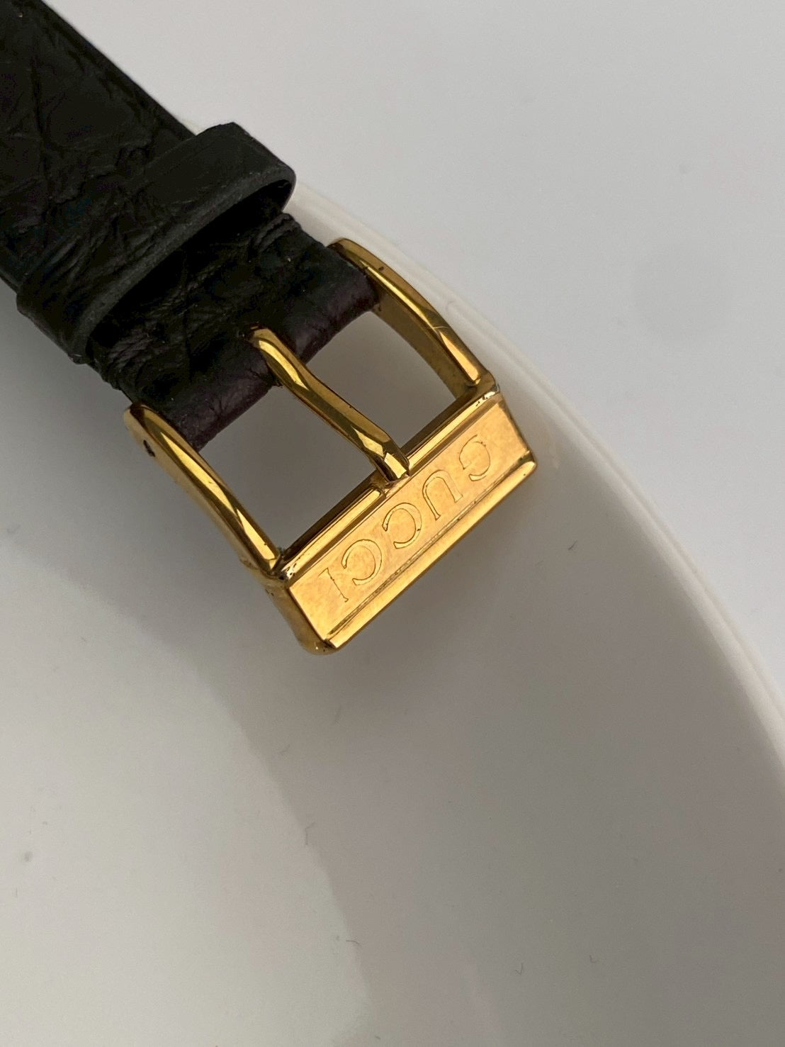 Gucci 2040M white dial c.3979