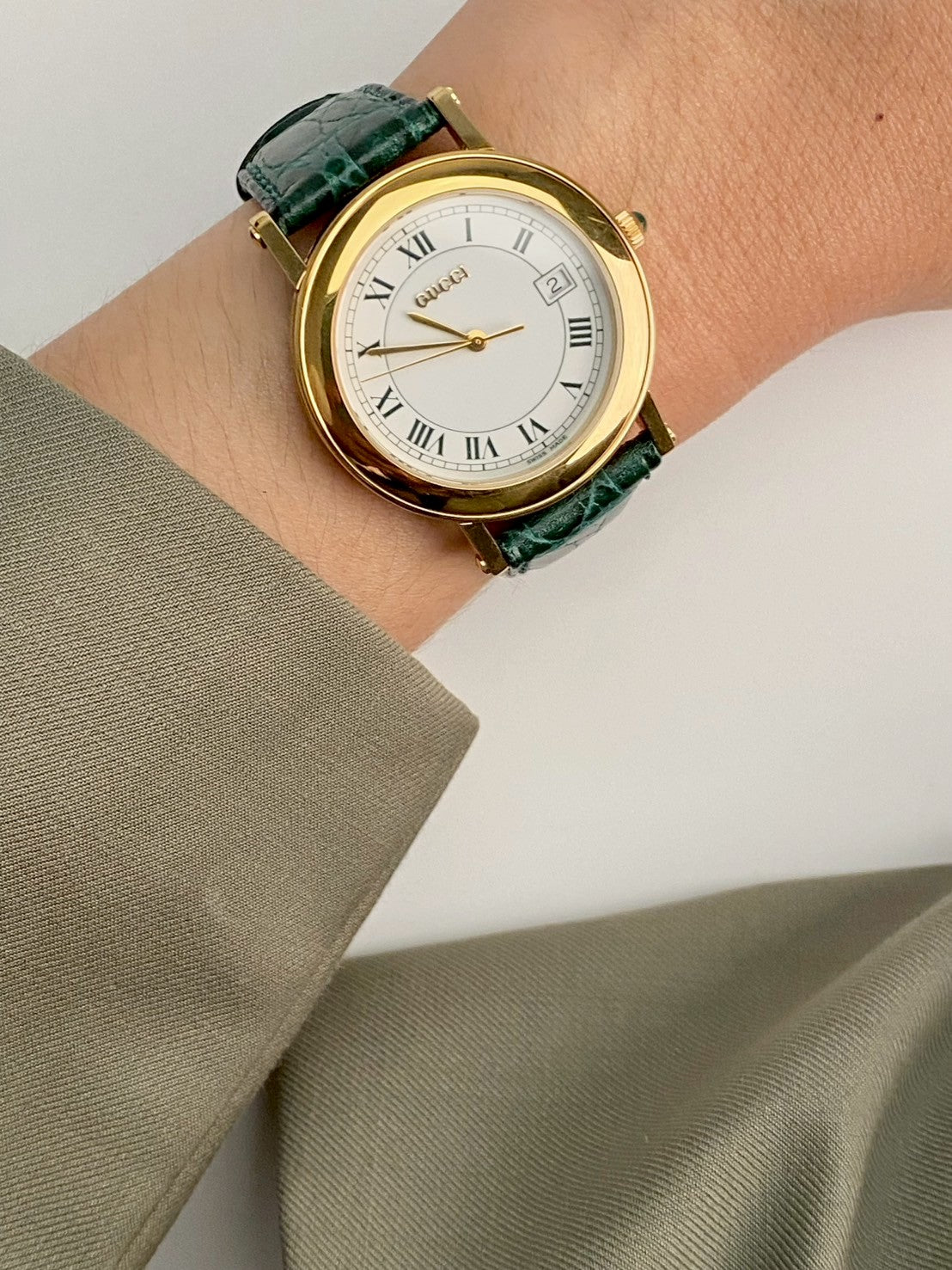 Gucci 7200M green strap date watch