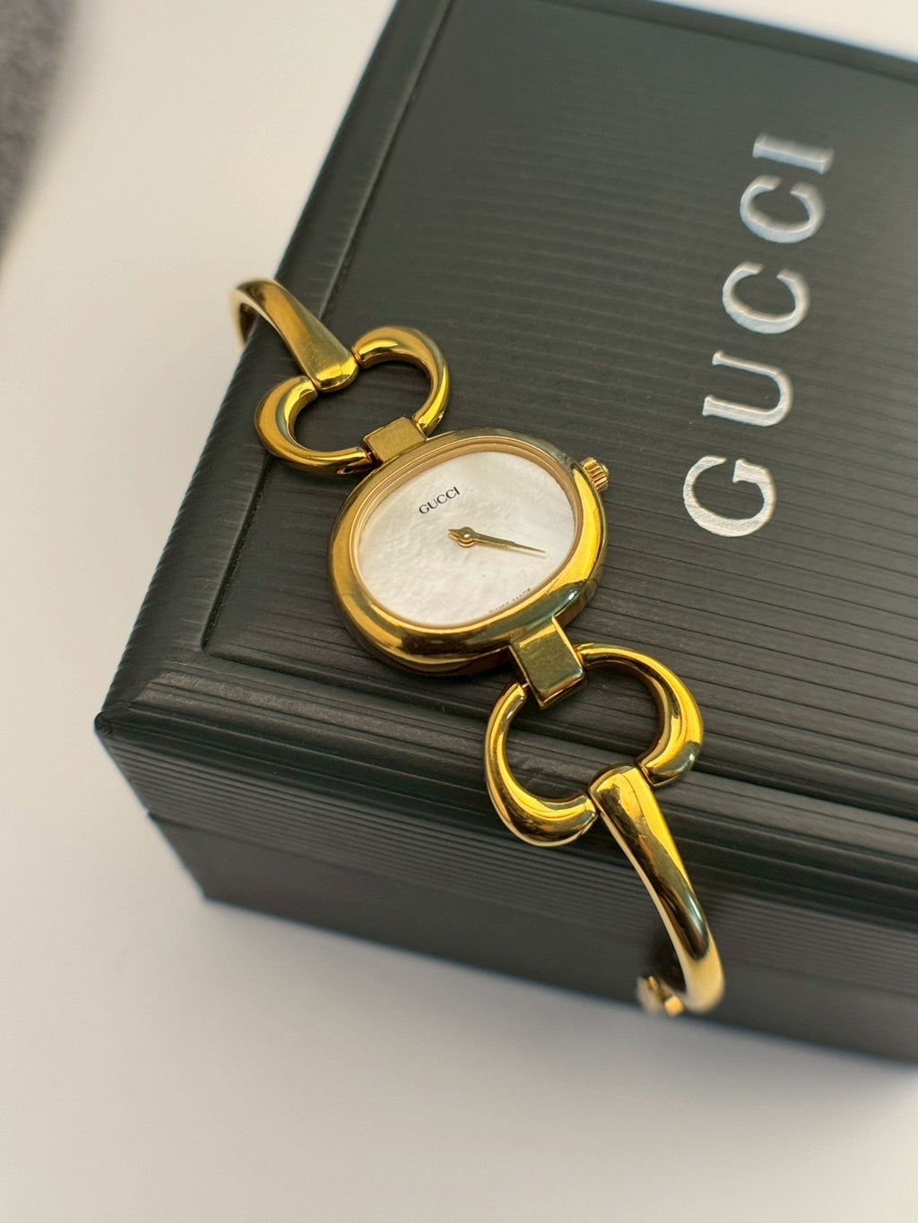 Gucci 1600 pearl c.8412