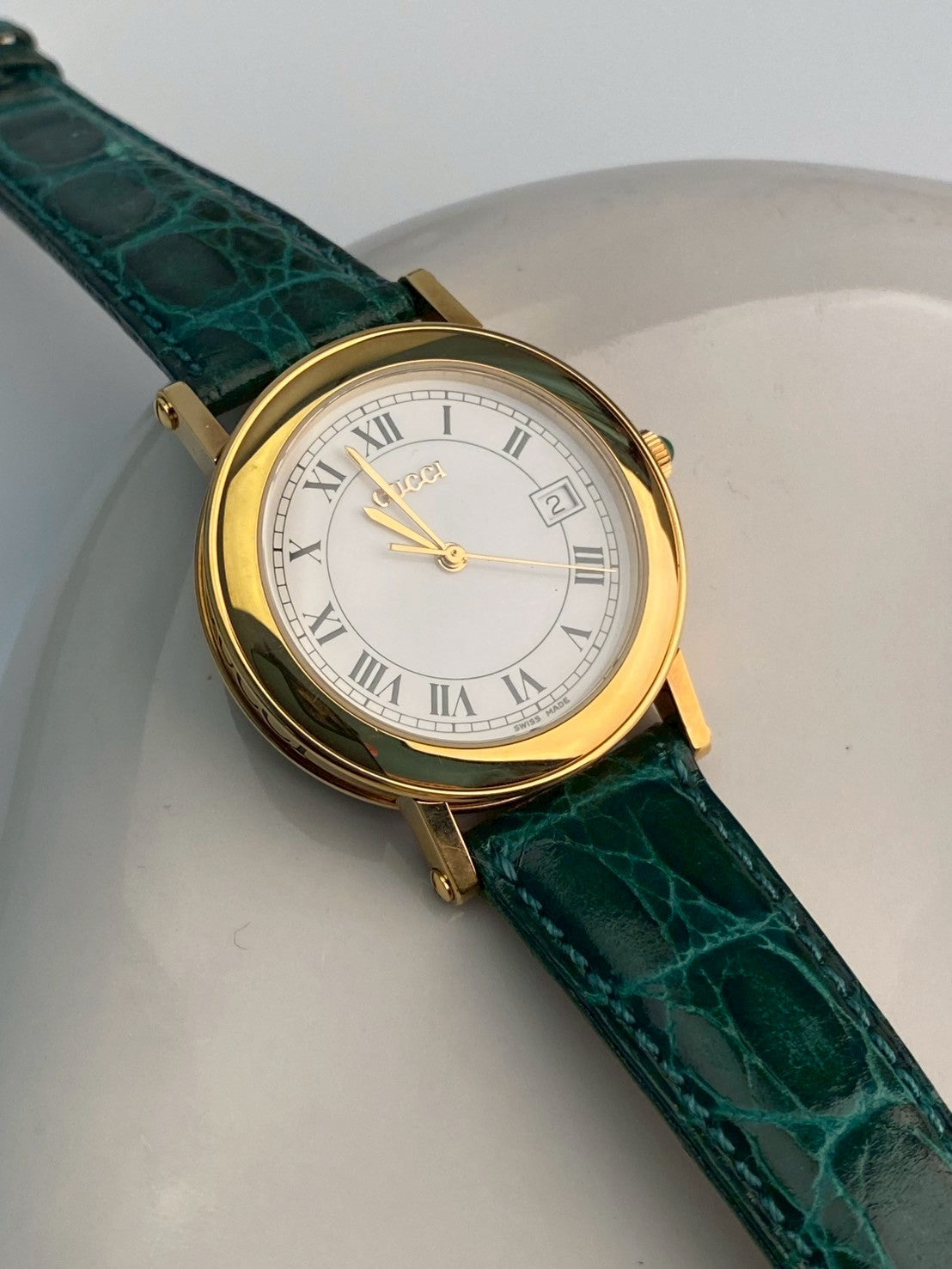 Gucci 7200M green strap date watch