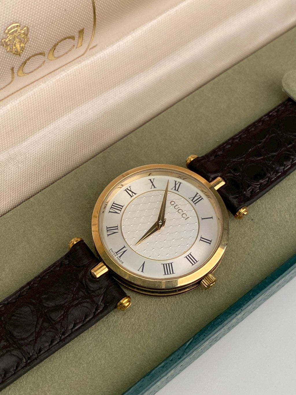 Gucci 2040M white dial c.3979