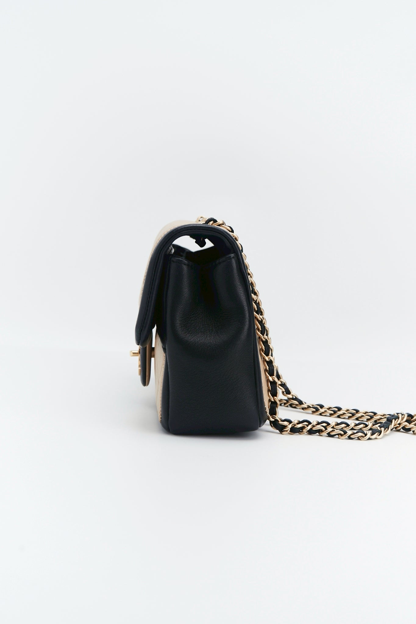 ChanelQuilted Graphic Flap bag