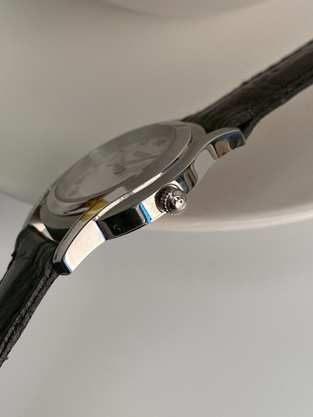 Gucci 5500l silver dial watch