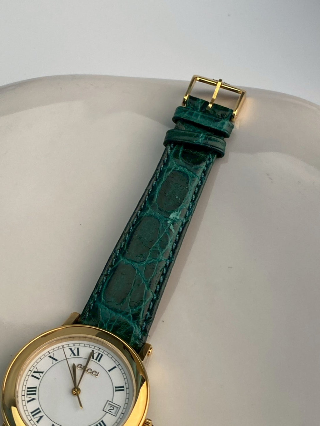 Gucci 7200M green strap date watch