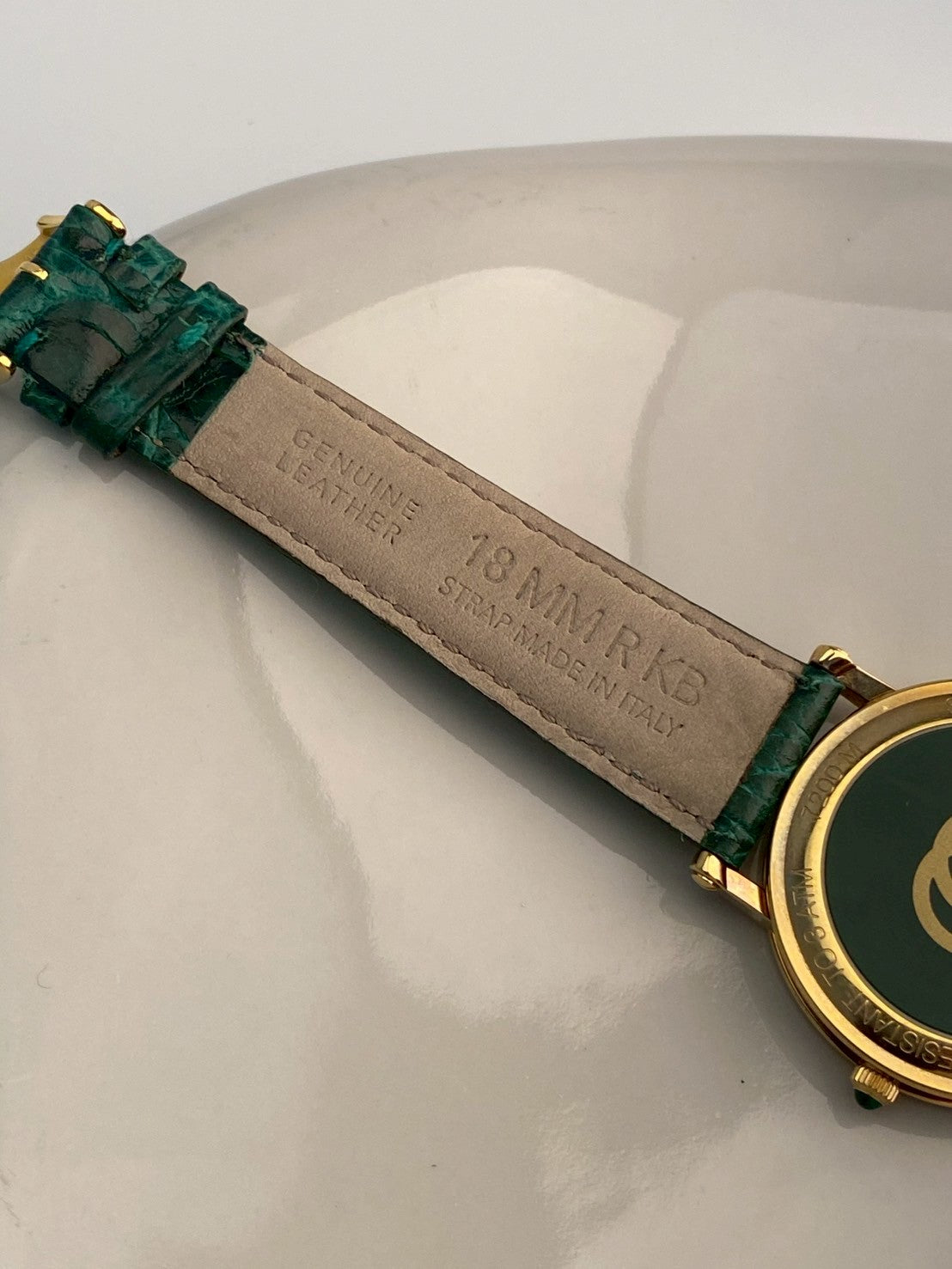 Gucci 7200M green strap date watch