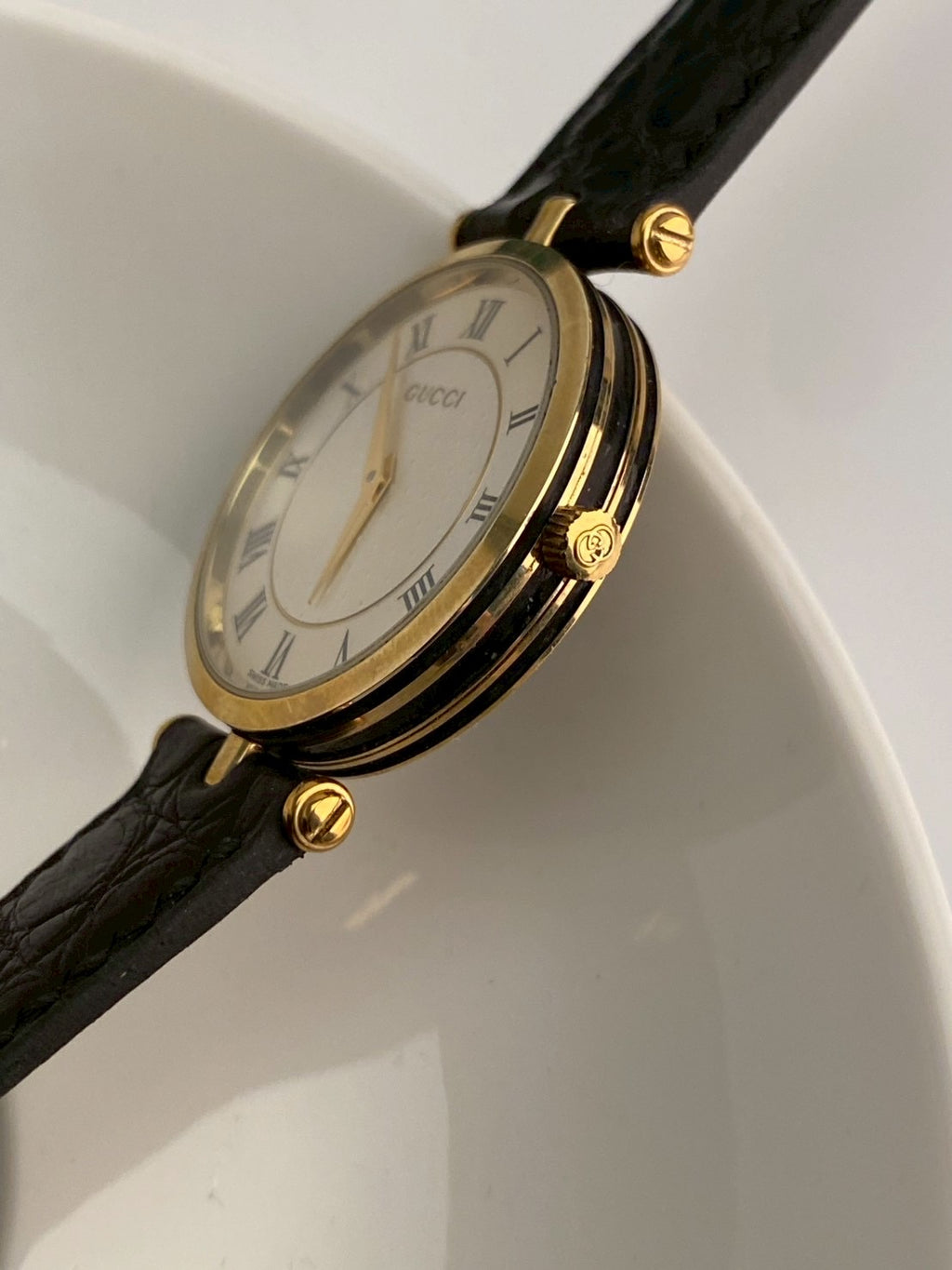 Gucci 2040M white dial c.3979