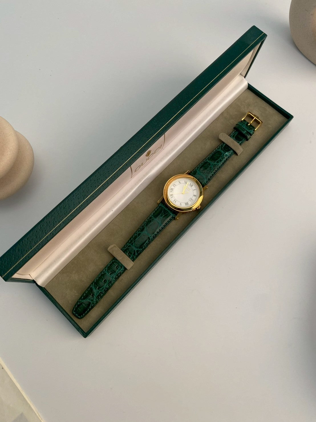 Gucci 7200M green strap date watch