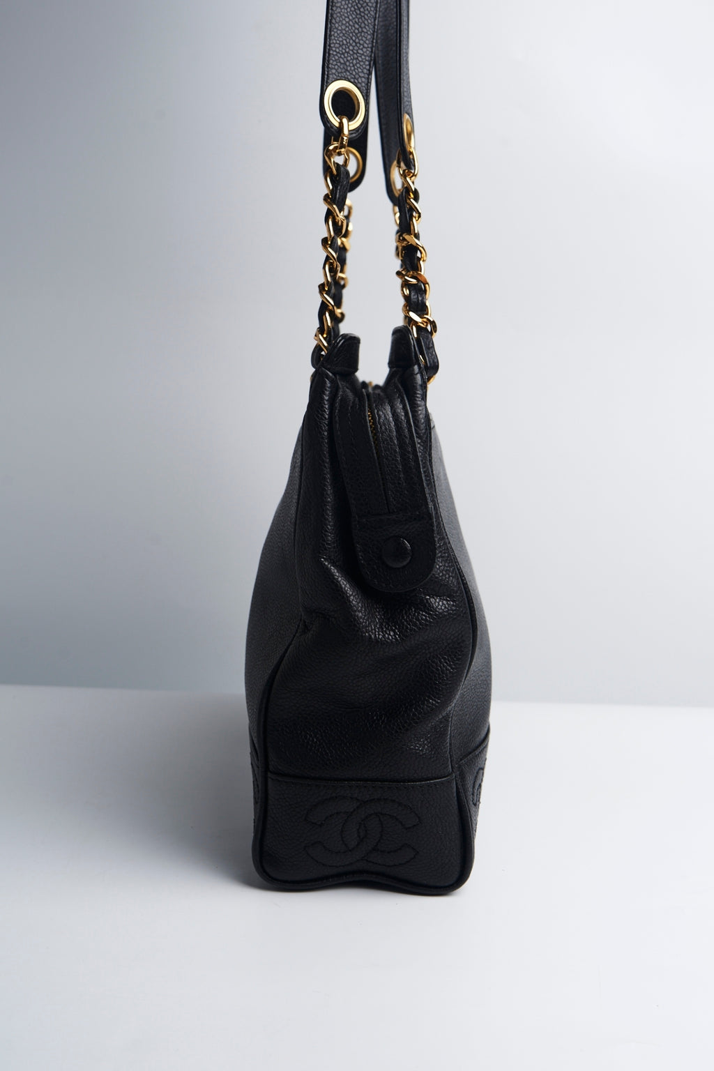 Chanel cc logo chain bag