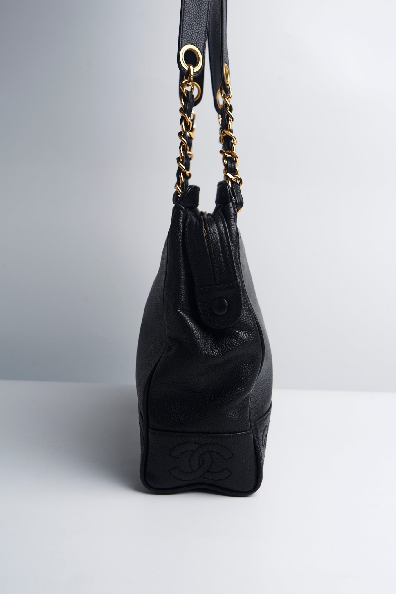 Chanel cc logo chain bag