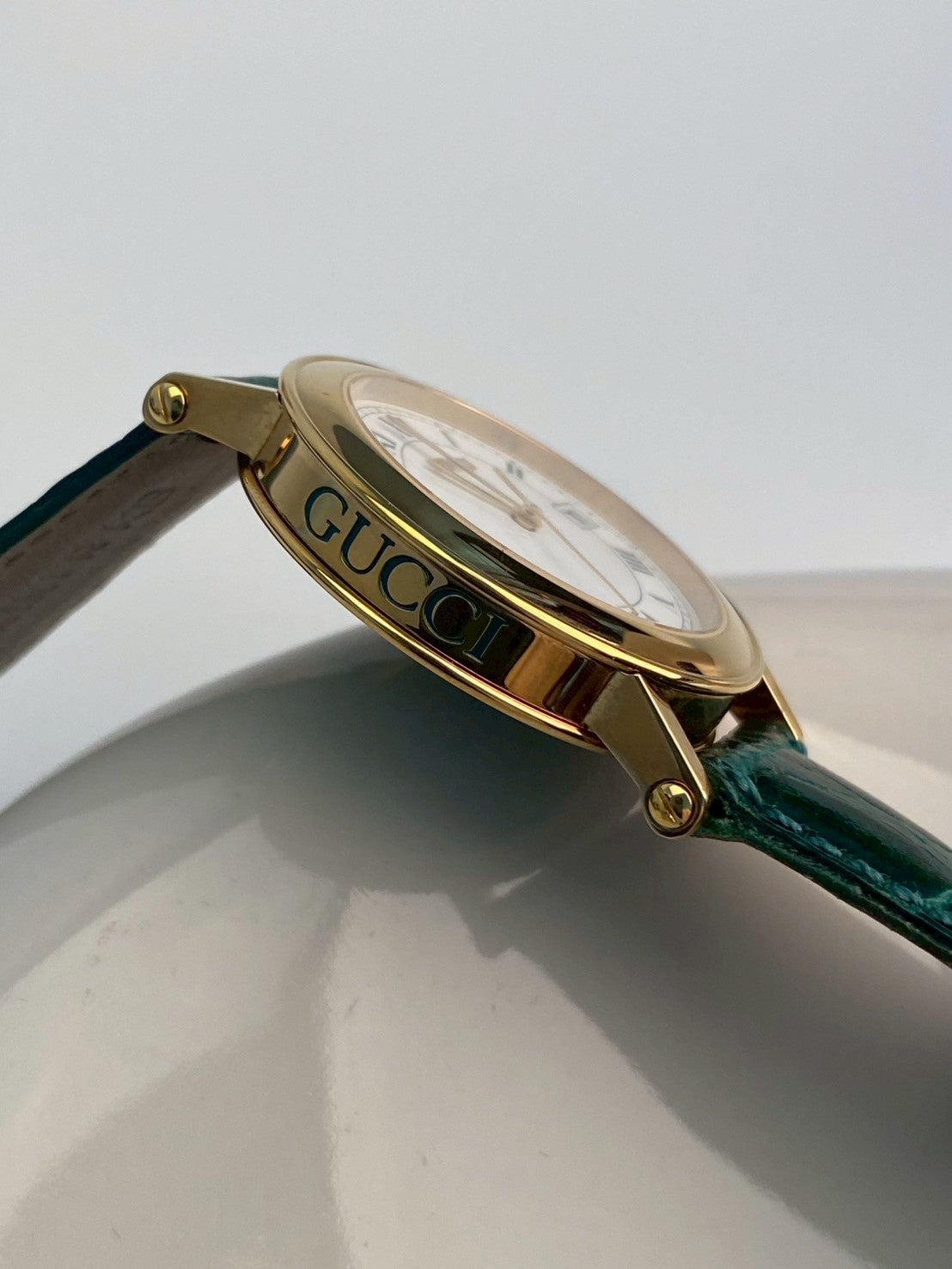 Gucci 7200M green strap date watch