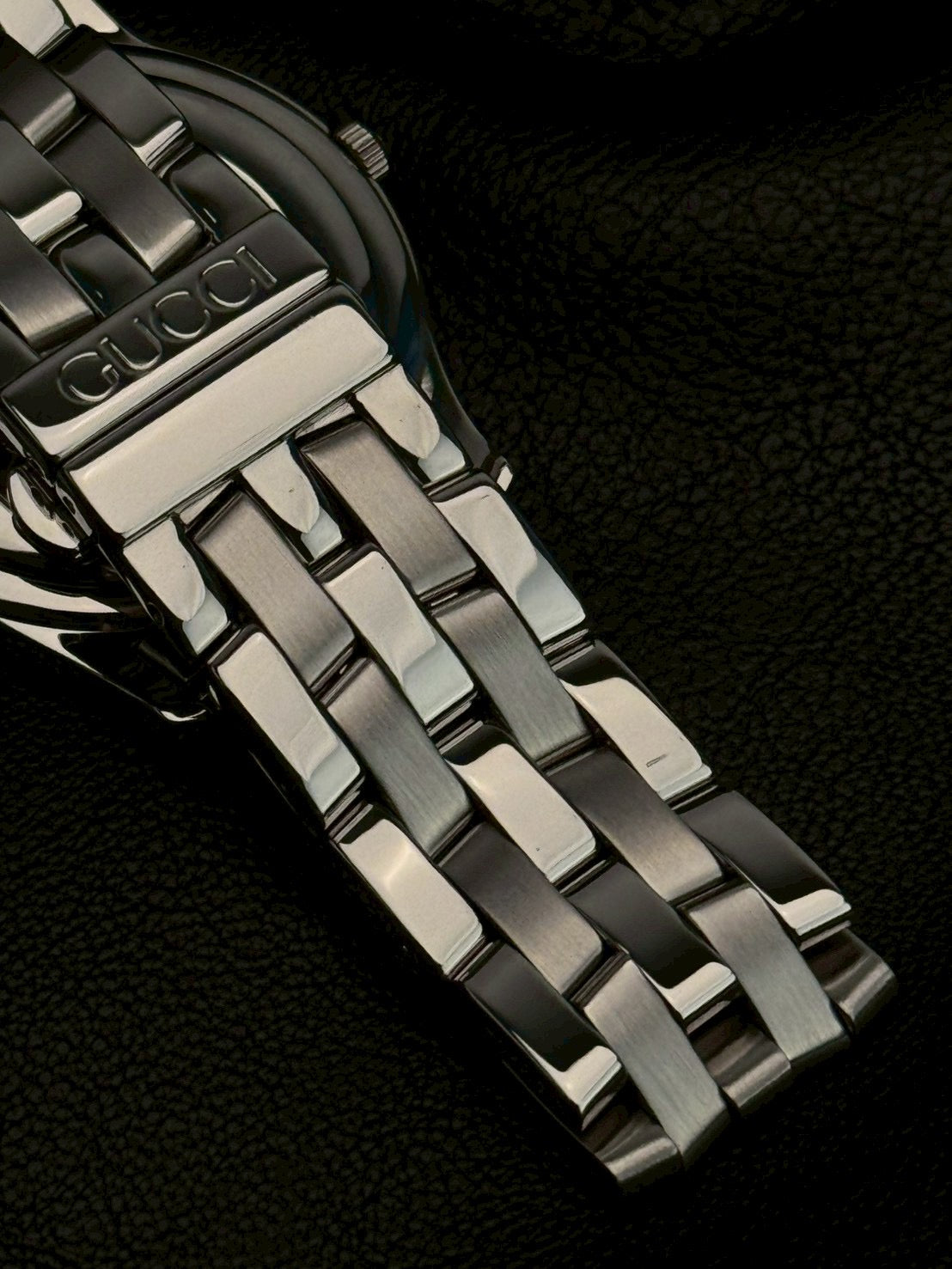 Gucci 5500m black dial date