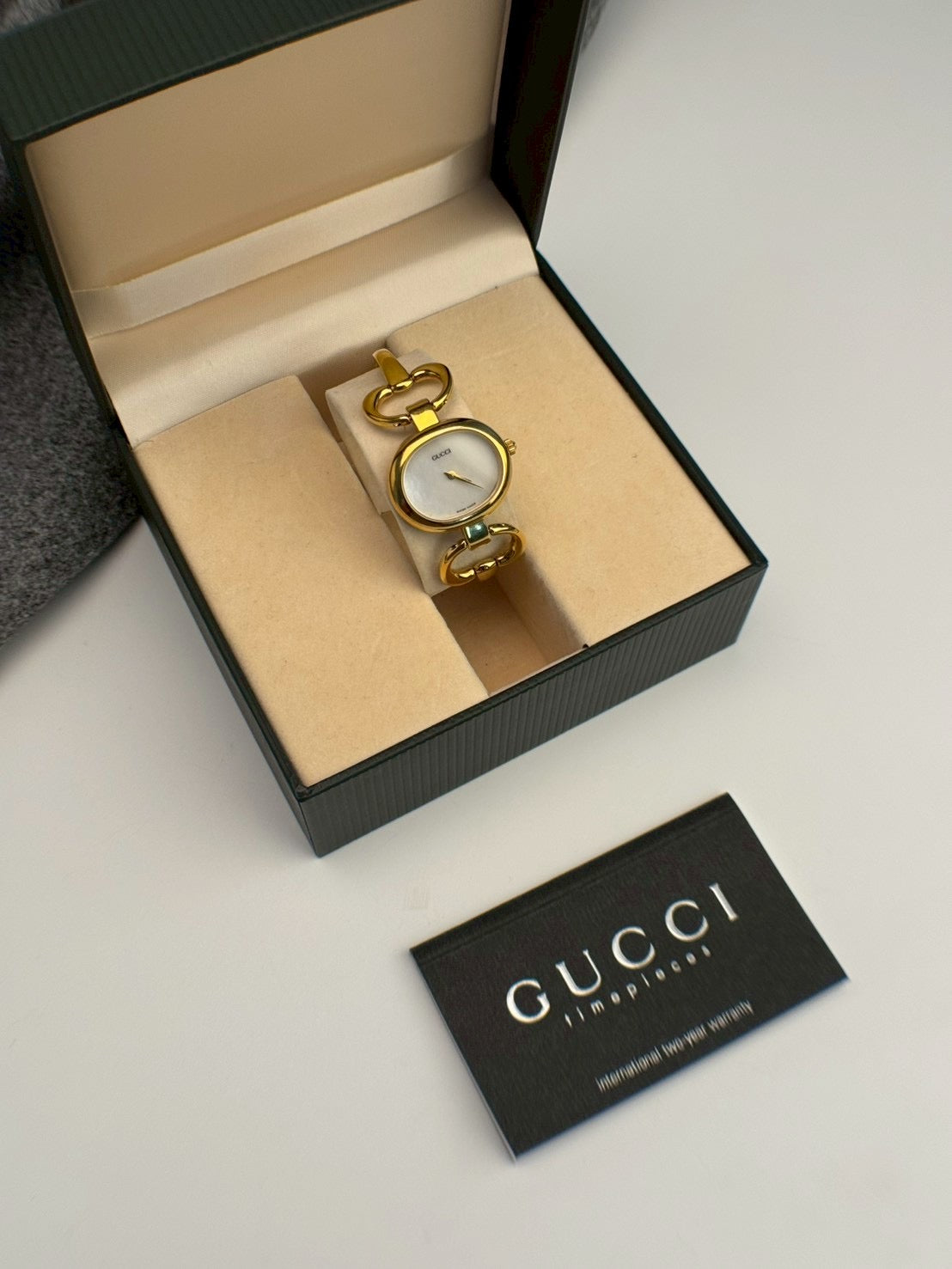 Gucci 1600 pearl c.8412