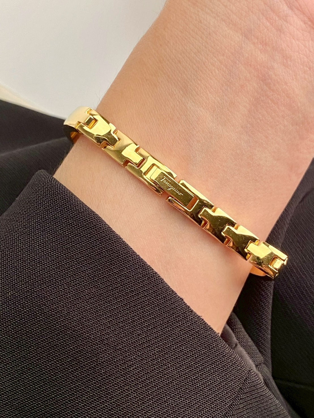 Ferragamo watch gold c.1251
