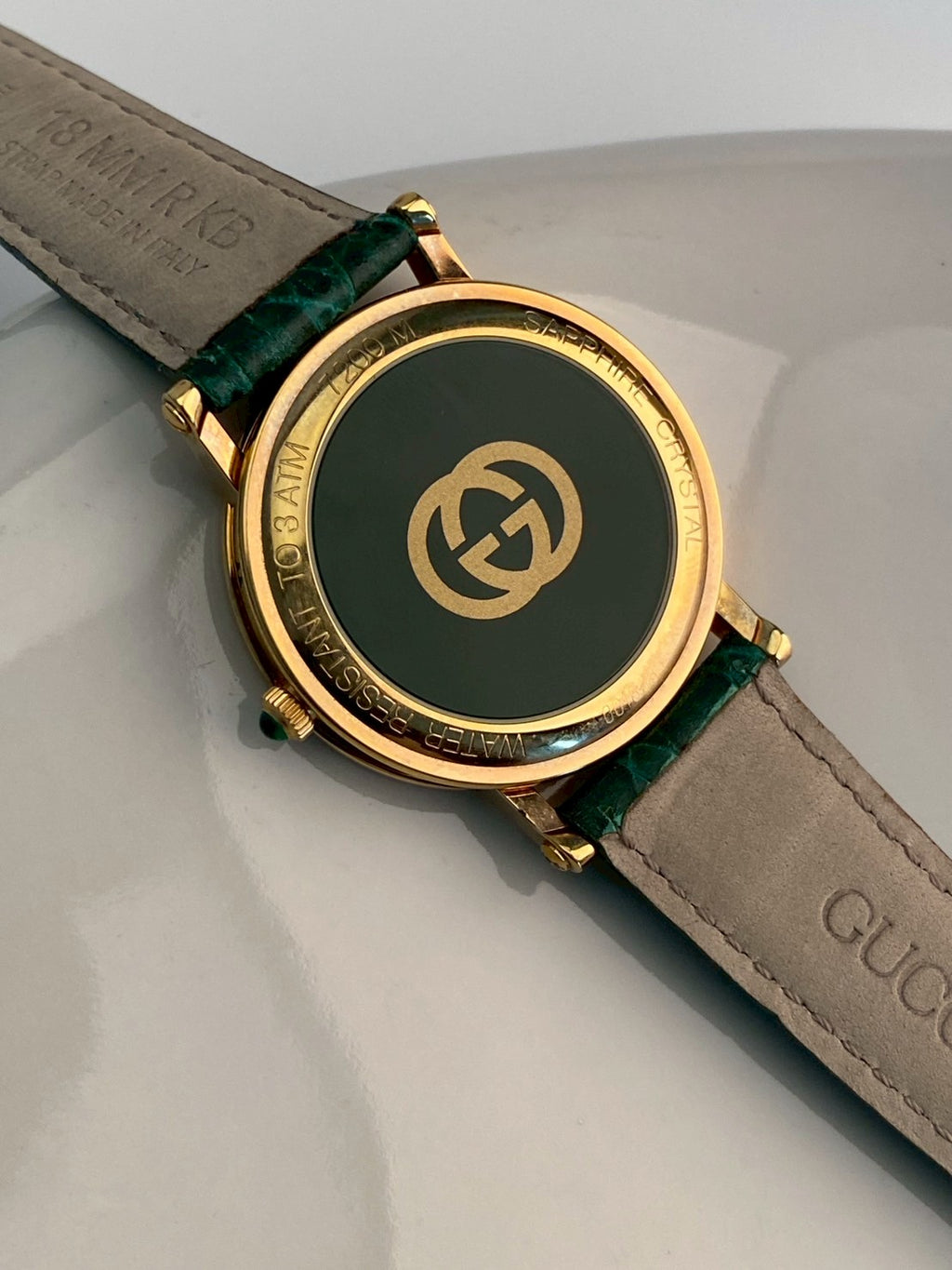 Gucci 7200M green strap date watch