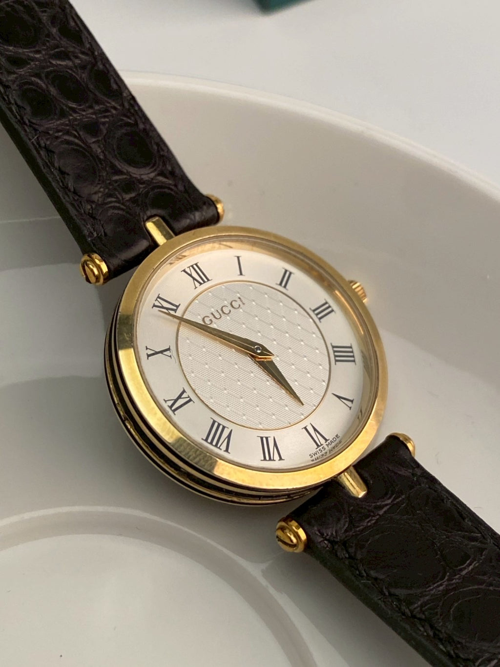Gucci 2040M white dial c.3979