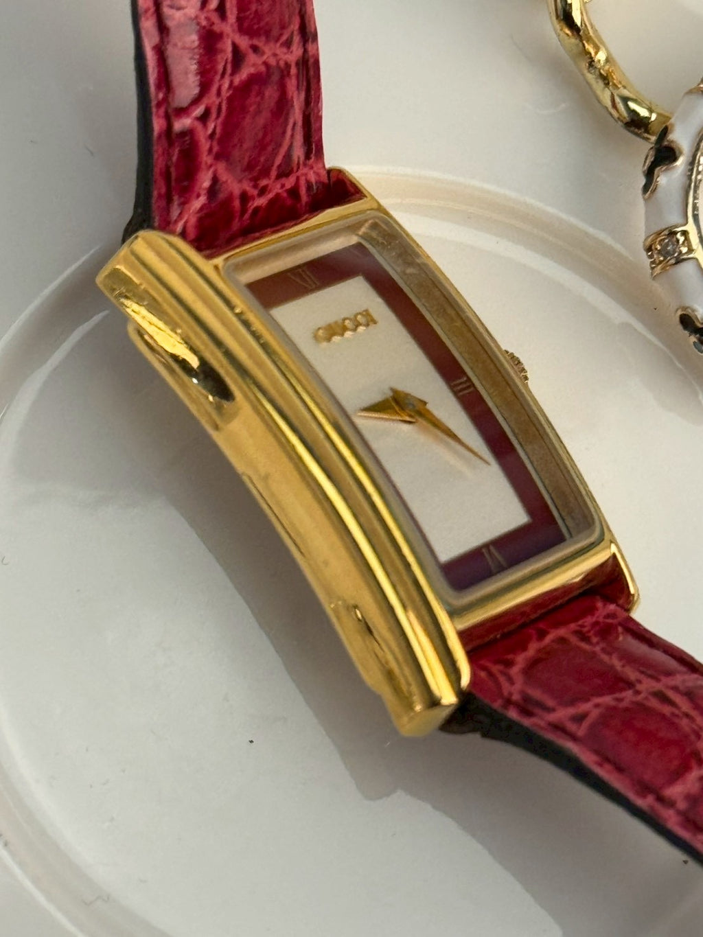 gucci 2600L rad dial. c.8275