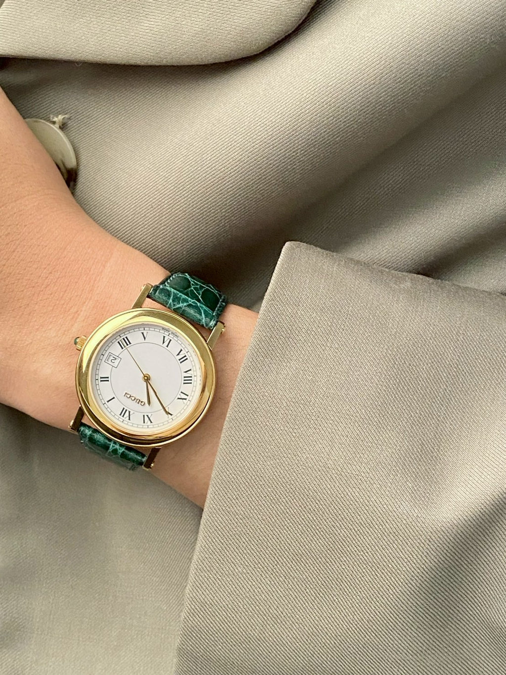 Gucci 7200M green strap date watch