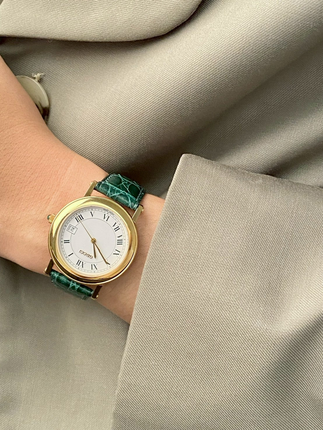 Gucci 7200M green strap date watch