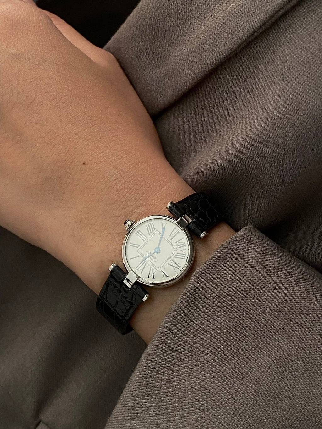 Cartier cilcle white dial