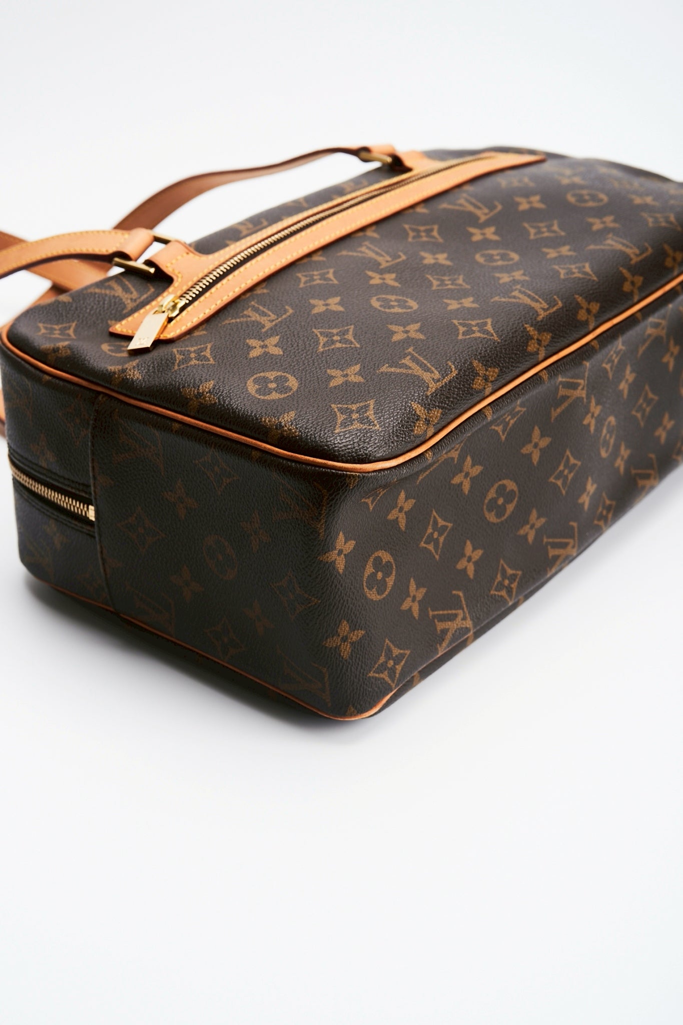Louis vuitton  cite gm size