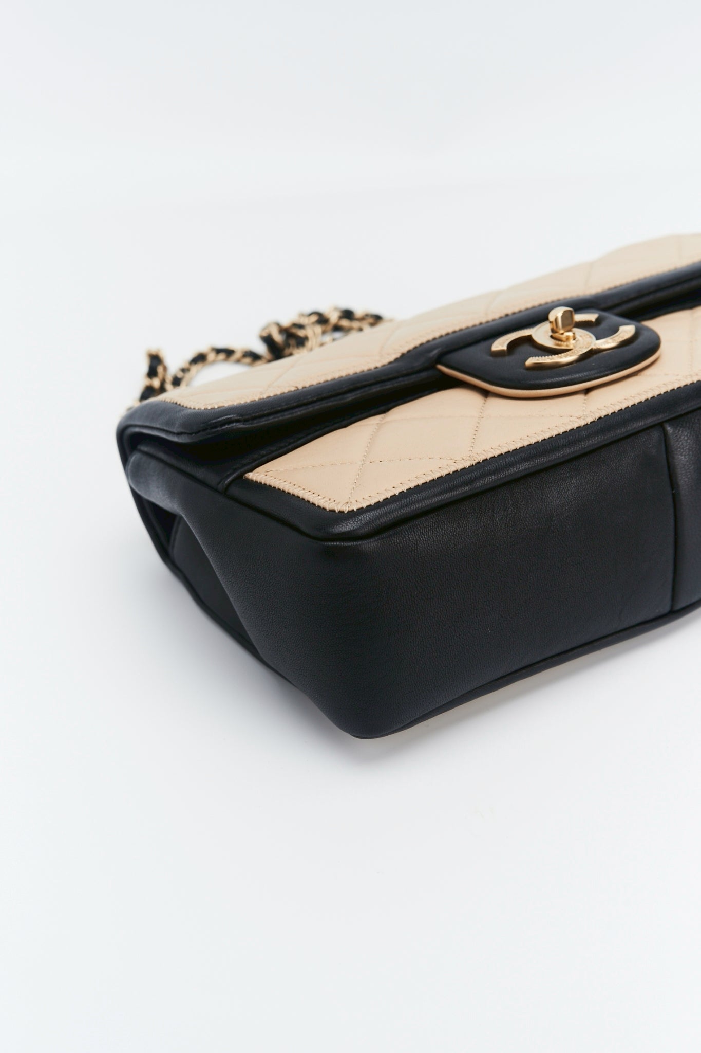 ChanelQuilted Graphic Flap bag