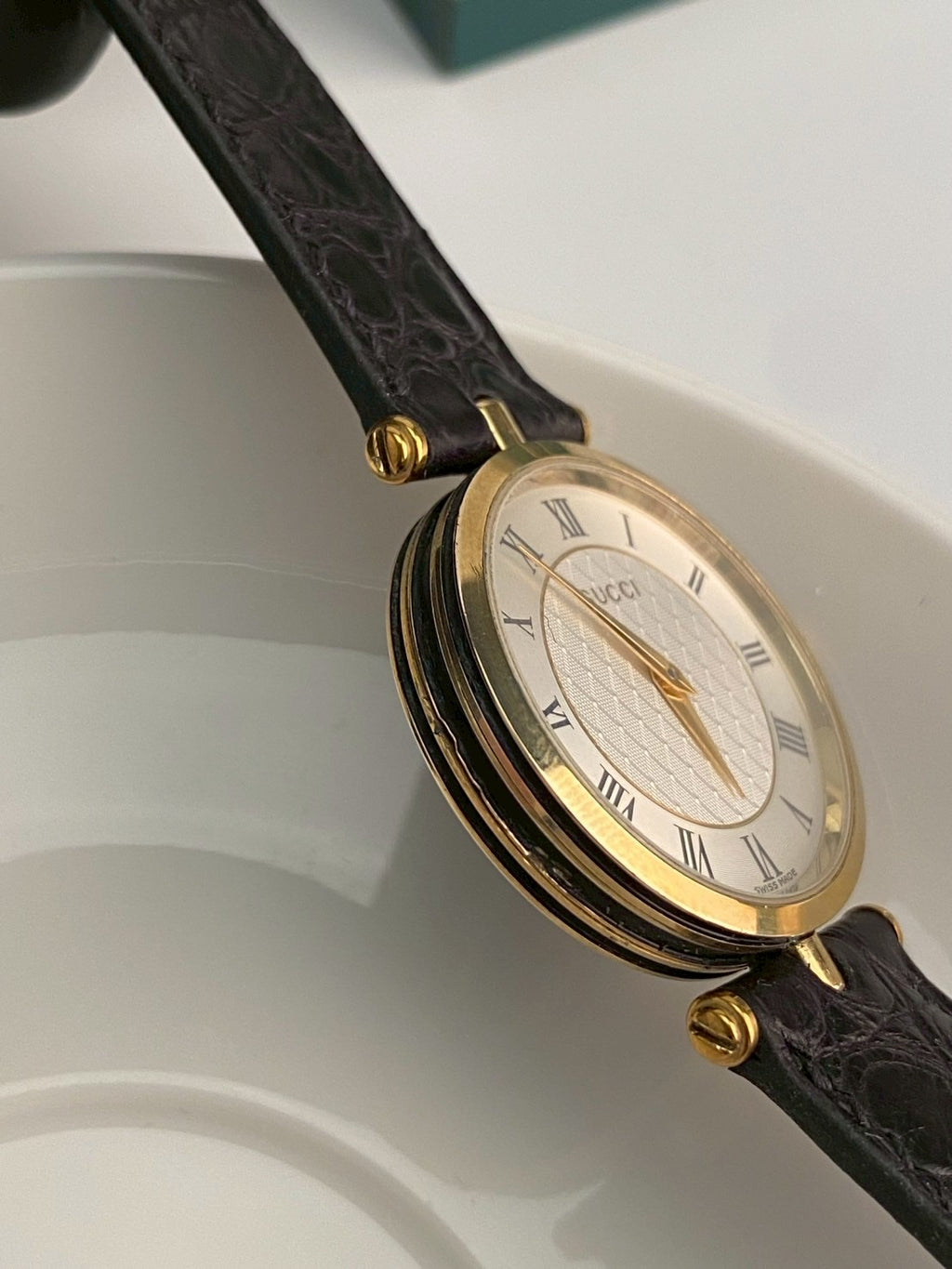 Gucci 2040M white dial c.3979